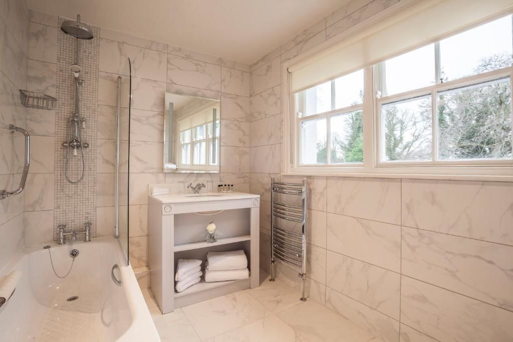 Отель Leixlip Manor Hotel Лейкслип